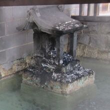 「白旗源泉」の中の石造りの祠が「頼朝宮」の目印