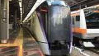 カーブ区間は車体を傾斜させて走ります