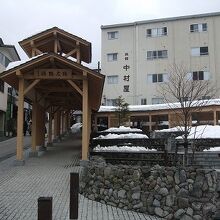 端の部分は白木と瓦の和風な屋根がついています