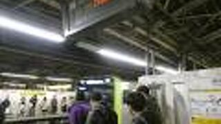 土曜の夜２１時台の新宿発