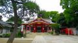 Quiet atmosphere shrine that has great dragon carving on the torii gate