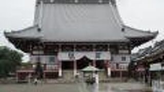 江戸時代は「池上の大堂」と称され、日蓮聖人の御尊像、いわゆる祖師像を奉安するので祖師堂と呼ばれています。