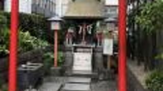 有楽町電機ビル北館前にある、お稲荷さん。