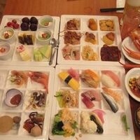 蟹の脚、ステーキも食べ放題で、アルコールもついています