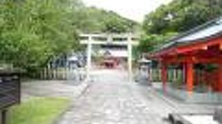 蓬莱山の麓に鎮座