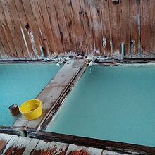 湯温の異なる湯船が2つあります