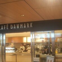 名古屋駅の広小路口（東口）近く、駅構内にあるベーカリーカフェ