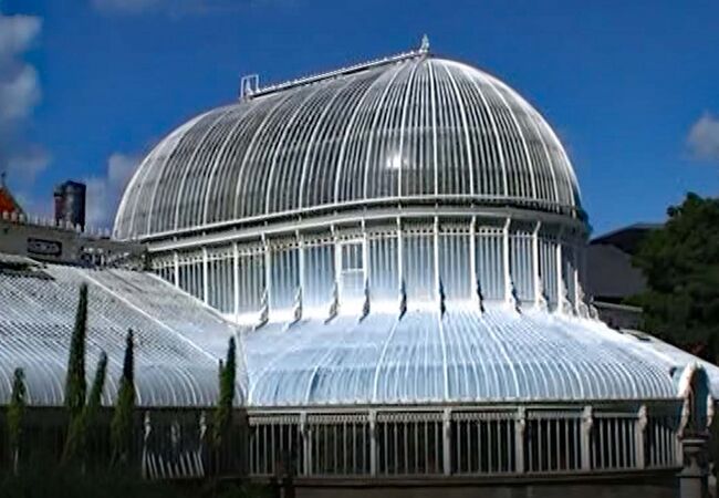 ビクトリア様式の大温室もある広くて立派な植物園