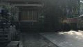 ピンクの壁に絵