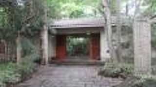 池の周囲には武蔵野の面影が残る雑木林が広がっています