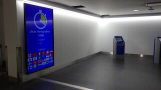 機械を使ってパスポートを読ませ、簡単に入国できました