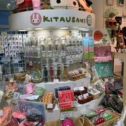 KITAUSAGIのグッズ目当てなら、函館山展望台(山頂)のお土産屋さんでも豊富に扱ってます!