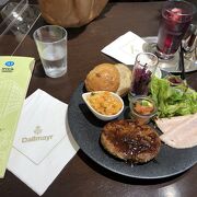 ハンバーグとリゾットのランチ。フルーツティーもおいしかったです。