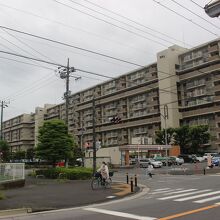周辺は新興住宅街