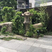 マンションに灯籠…児玉邸とは関係なさそう