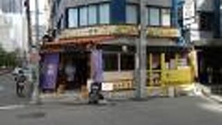 多くの銘柄が並ぶ泡盛のラインナップがうれしいですね