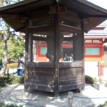 中に石灯籠があります。