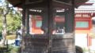 木製の保護の囲いがあります。