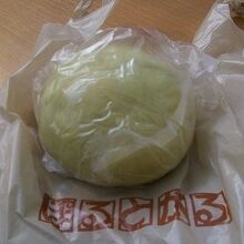 メロンのカスタードクリームが入った『プレミアムメロンパン』