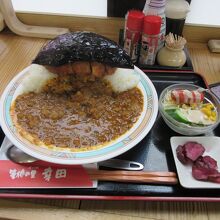 超大盛のご飯にカレー、カツに揚げ茄子が乗っています