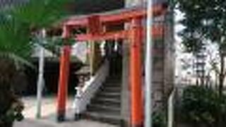 狭い敷地を有効利用した都会的な神社