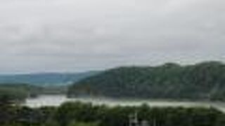 道の駅から展望できる湖