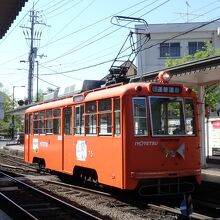 伊予鉄・市内電車の車両はオレンジ色が特徴