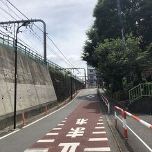 坂の上に松平伯爵の屋敷か。