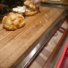 注文すると目の前でメロンパンにナイフを入れ～