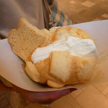 外はカリカリメロンパン、中は冷たいアイス!