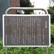 江戸通り沿いの神田川を渡る手前にあります