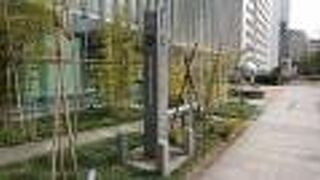 千代田区役所の入り口前にあります