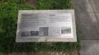 千代田区役所の入り口前に蔵屋敷の礎石が保存されています