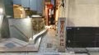 ビルとビルの間の狭い空間に鎮座している小さなお稲荷さん