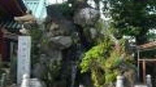 神田明神の獅山は、神田神社の本社殿の東側にあります。獅子の像が、興味深いです。