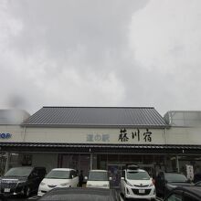 大型車用駐車場も多くコンビニも有り大型車にとって現代の宿場町