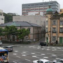 横の郵便局も年代がある建物で今でも現役です。
