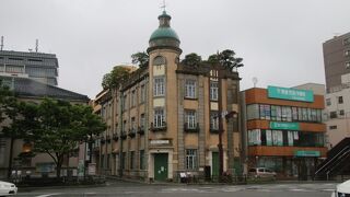 屋上に庭園のある大正期に創建されたビル