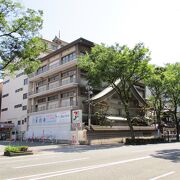 マンションの建物にお寺風の屋根を取り付けた感じでした