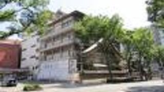 マンションの建物にお寺風の屋根を取り付けた感じでした