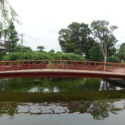 つるの池に架かる美しい橋