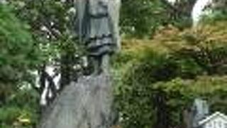 厳かな雰囲気のある弘法大師像