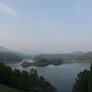 大自然の山の中に広がる湖