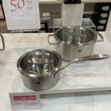 手前がソースパン、奥がシチューポット