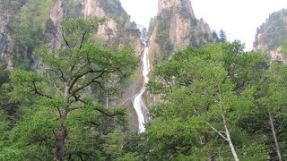 石狩川の織りなす断崖絶壁の滝