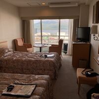 ツインルームはまずまずの広さ(桜島の眺望が素晴らしい)