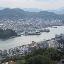 手前の尾道と向島の間が「尾道海峡（水道）」　