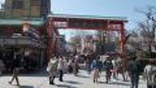 浅草寺界隈で中心的な通りです。