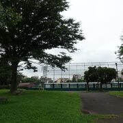 競技施設や池もある広い公園