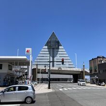 地上15階、高さ76mの三角ビル